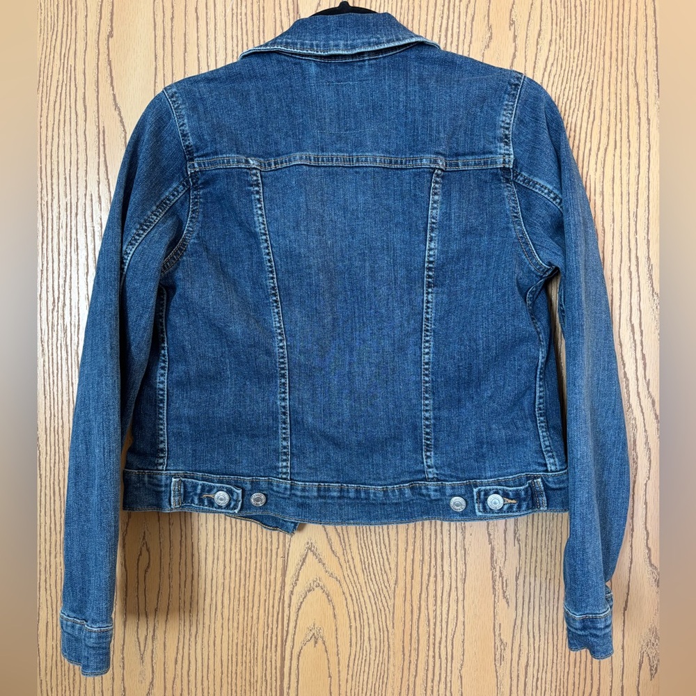 Levi's Women's Trucker Denim Jacket medium wash. - Picture 6 of 9